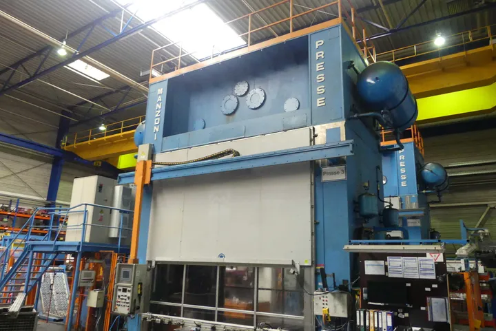 Presslinie mit MANZONI Exzenterpresse Typ T630 2MR/2/12/TR sowie Walzenvorschub/Materialdurchförderer und Richteinrichtung Presskraft 6.300kN